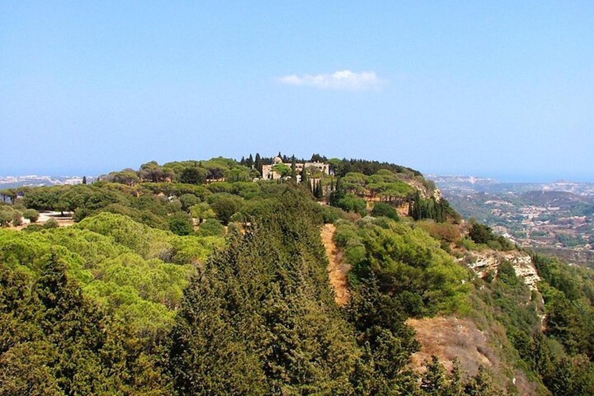 un castillo en la cima de una colina con árboles