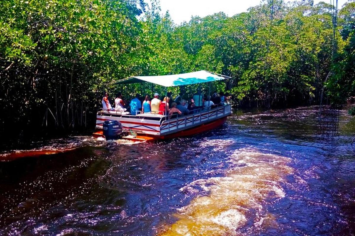 sekumpulan orang di atas bot di sungai