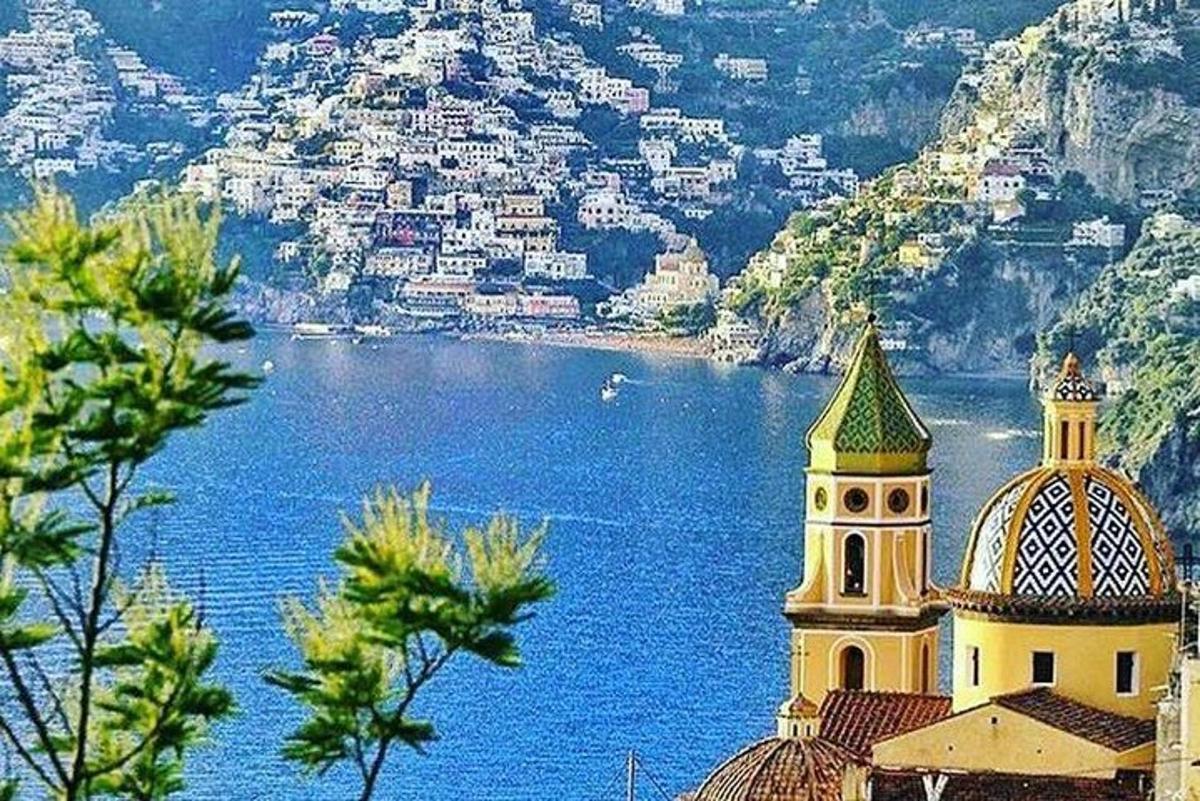 un edificio sul lato di uno specchio d'acqua