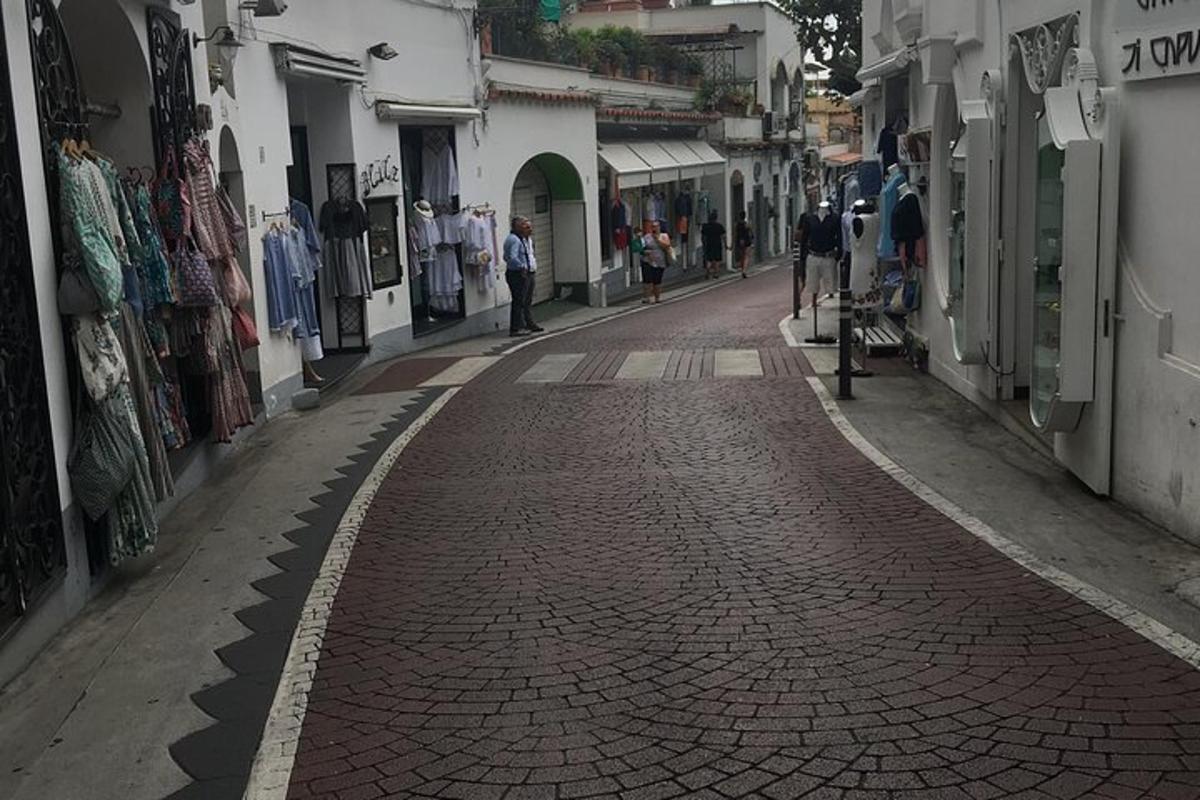 una strada acciottolata in un vicolo con persone che camminano lungo di essa