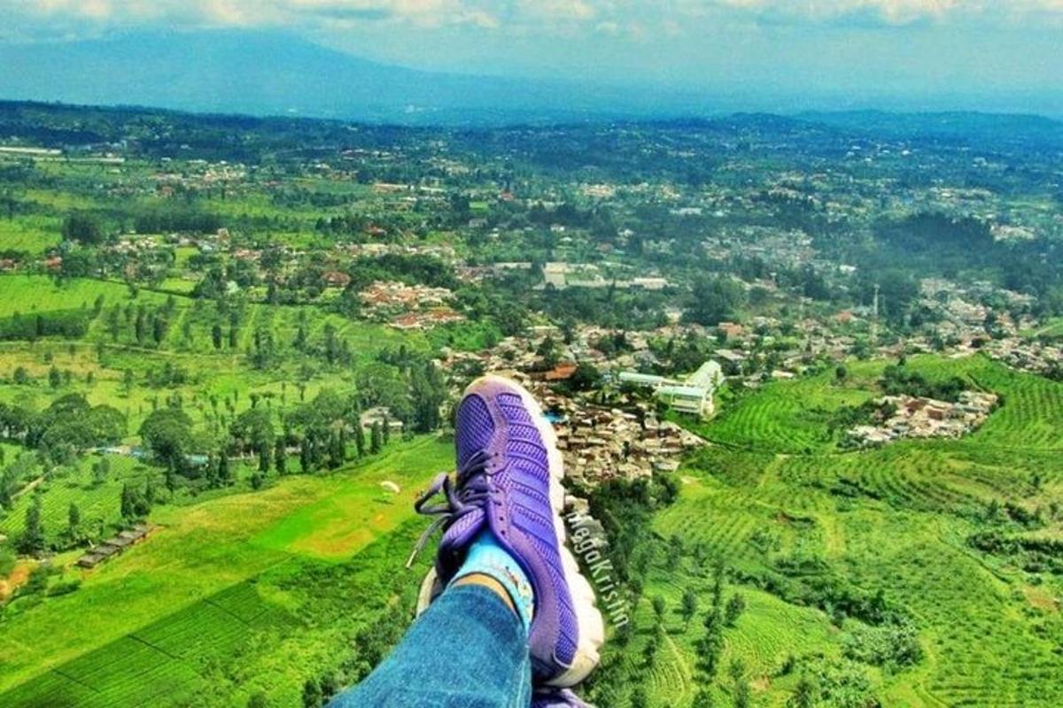 Una persona con zapatos morados parada en la cima de una colina.