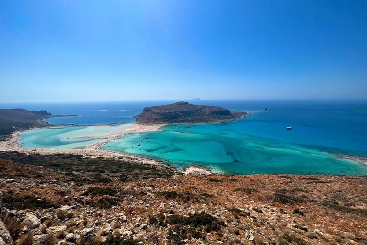 una illa a l'oceà amb aigües turqueses