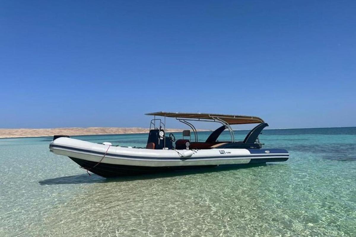 قارب يجلس في الماء على الشاطئ
