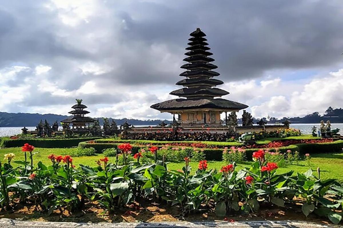 Un jardín con una pagoda al fondo con flores.