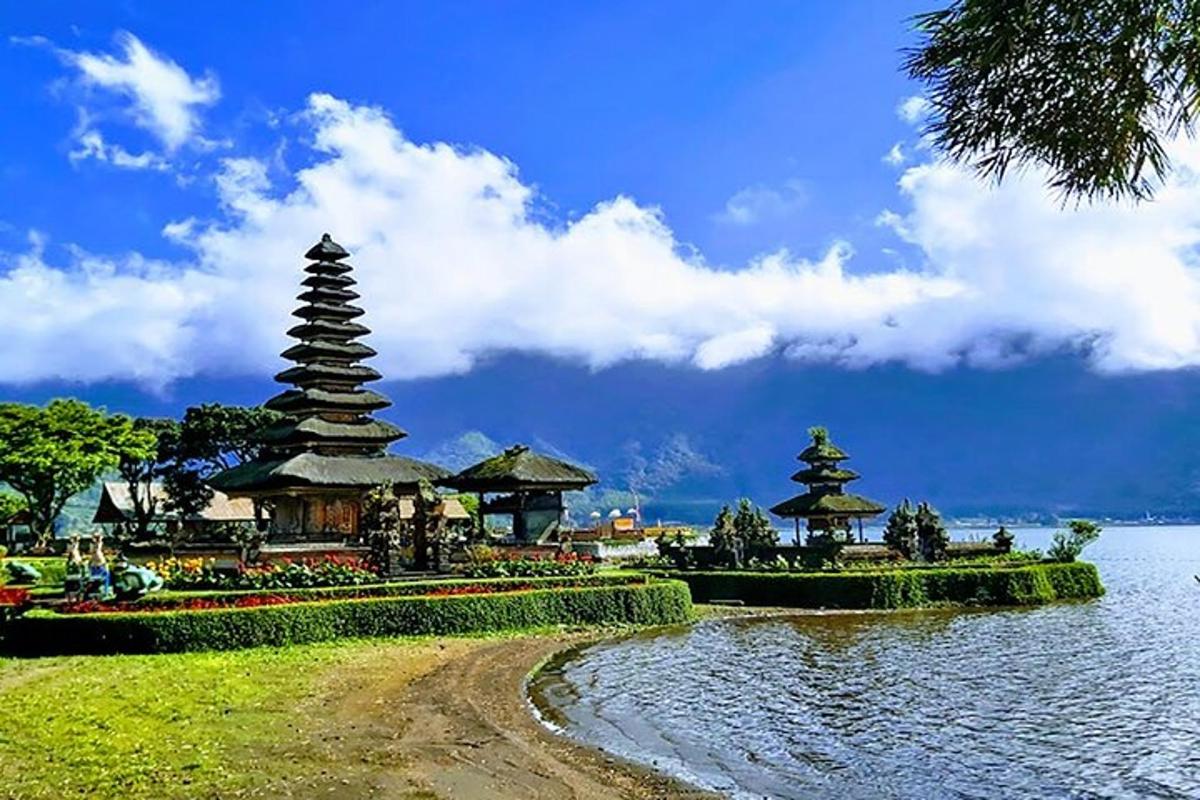 hai ngôi chùa ở giữa một vùng nước