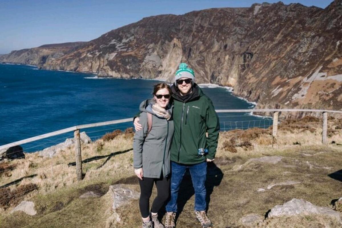 ein Mann und eine Frau stehen auf einem Berggipfel