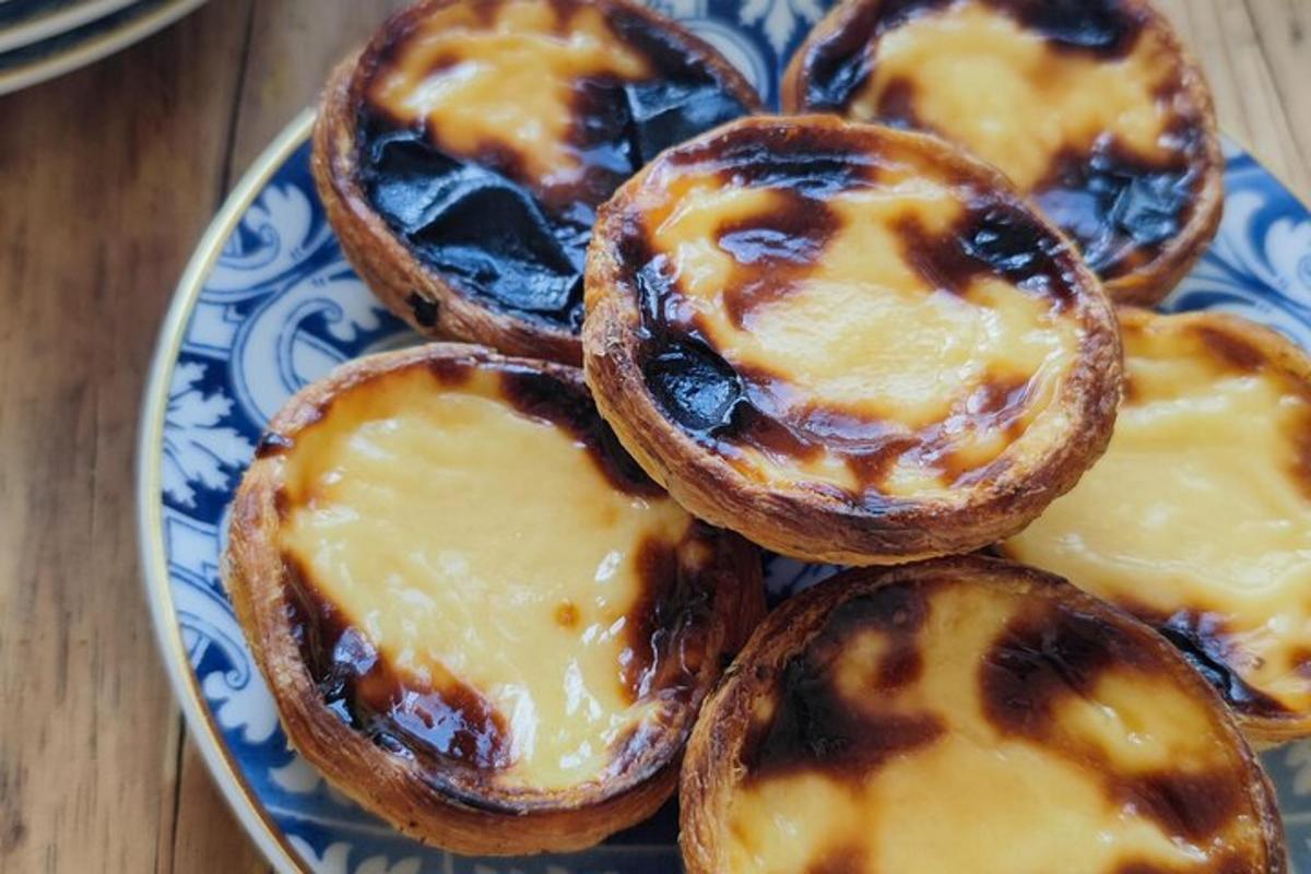 um prato azul e branco com comida em uma mesa