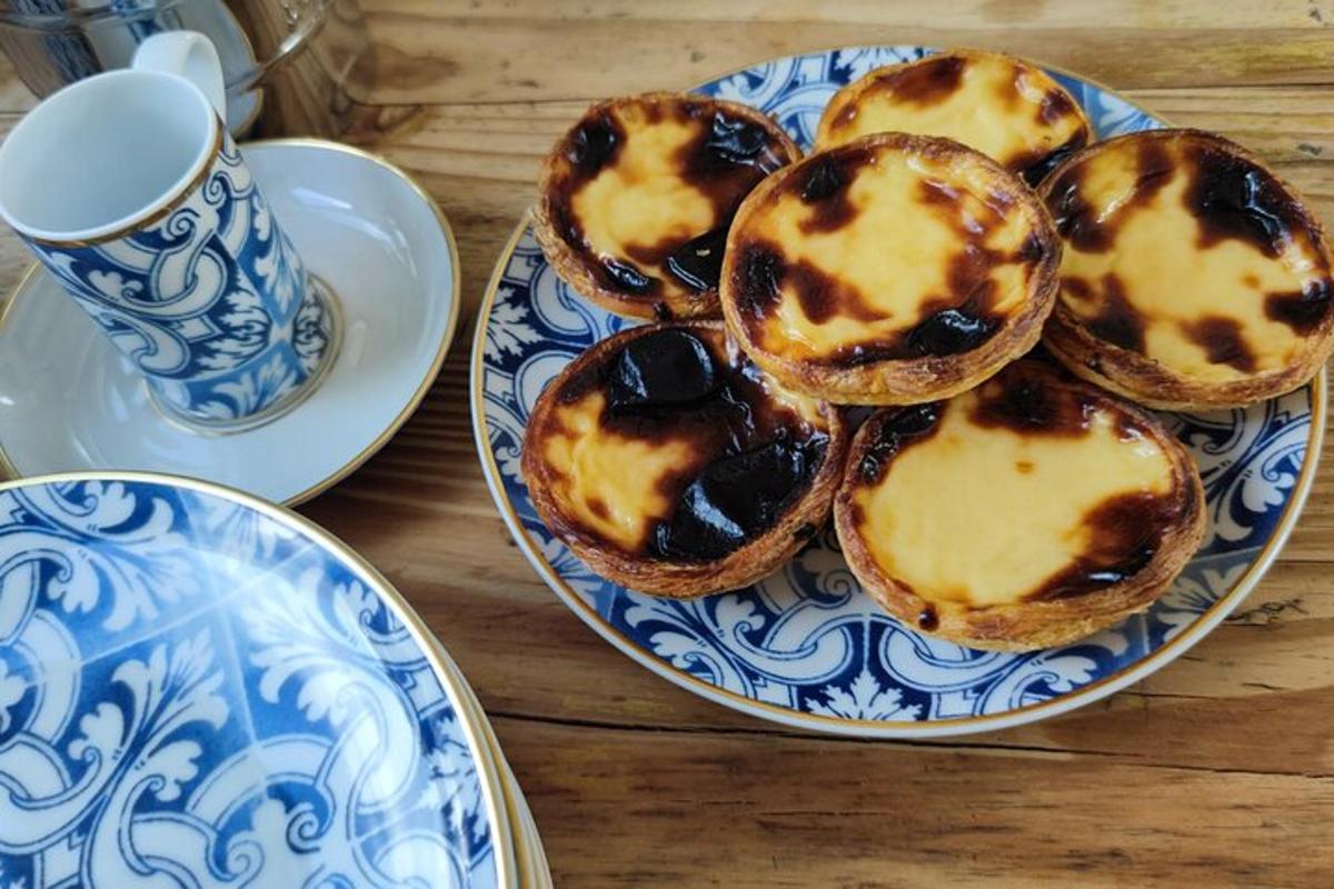 um prato azul e branco com muffins em uma mesa