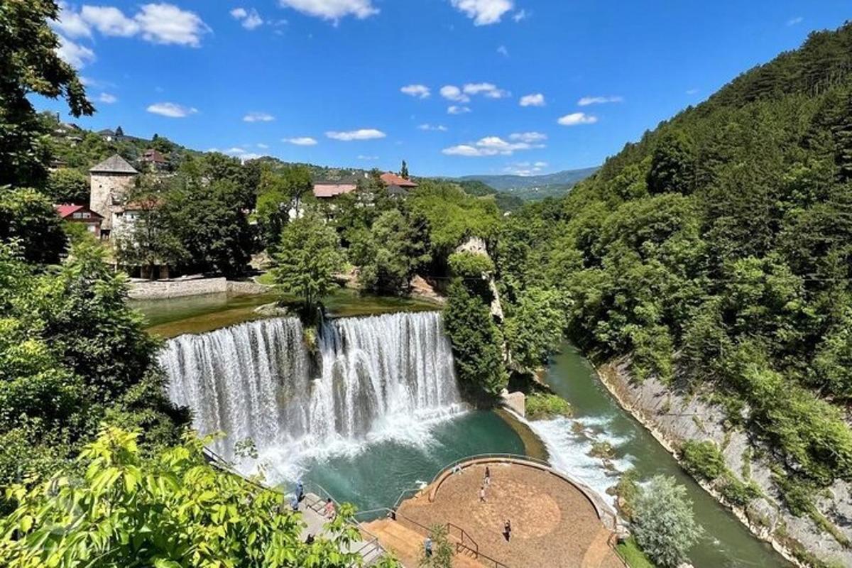 una cascata in mezzo a un fiume
