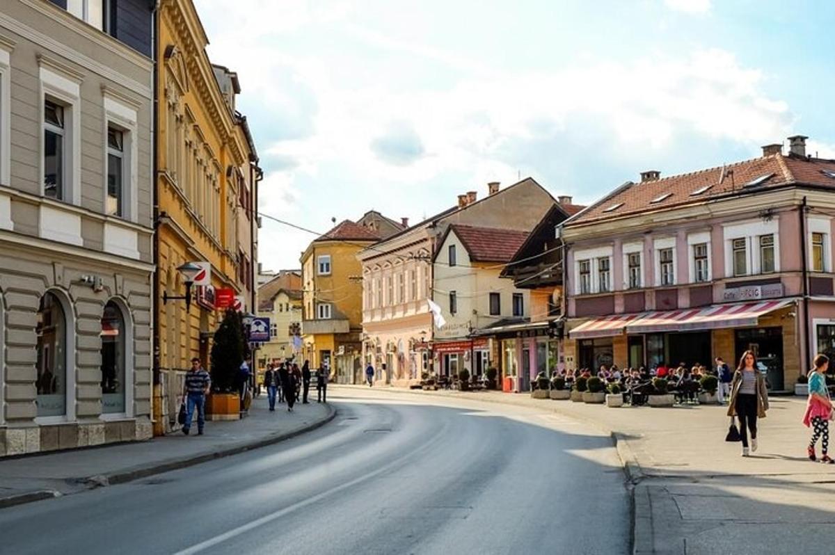 una strada di una città con persone che camminano lungo la strada