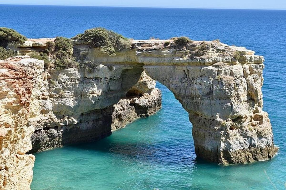 un arco nelle rocce dell'oceano