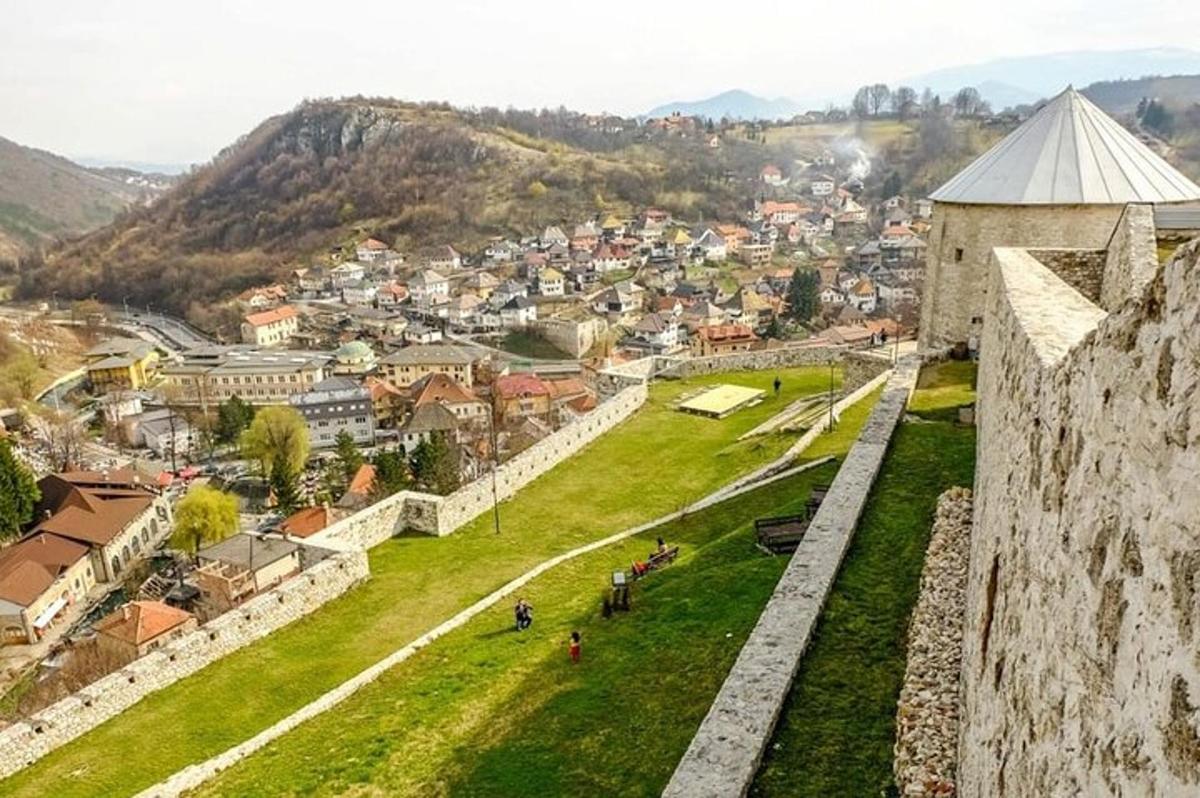 una vista di una città dalla cima di un castello