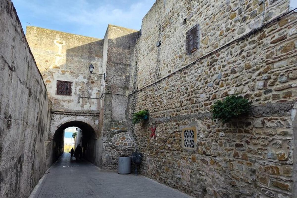 uličica v stari kamniti stavbi s predorom
