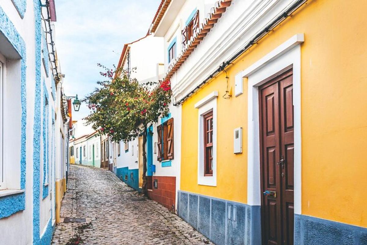 um beco em uma cidade velha com edifícios coloridos