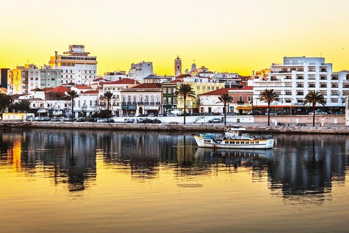 um horizonte de cidade com um barco na água