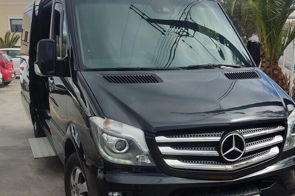 kombi mercedes benz parkiran na parkirišču
