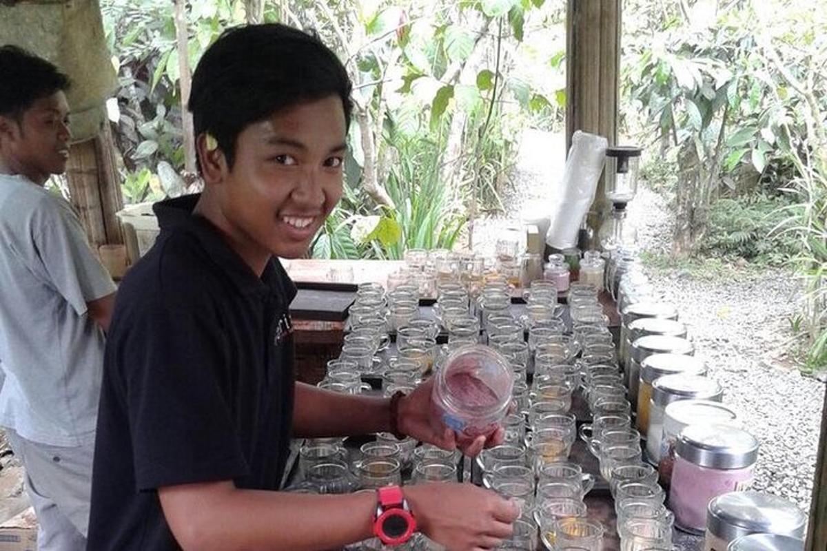 seorang lelaki memegang gelas wain di hadapan meja