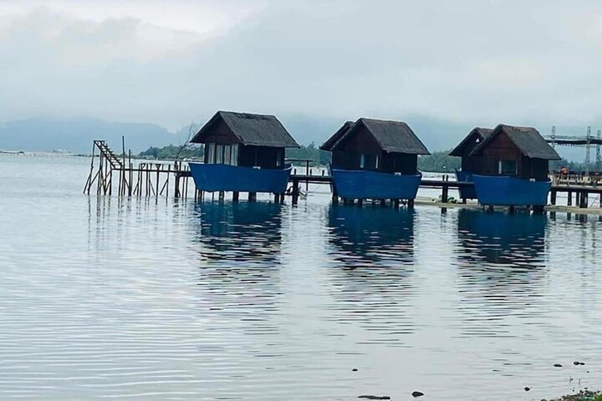 un groupe de maisons assises dans l'eau