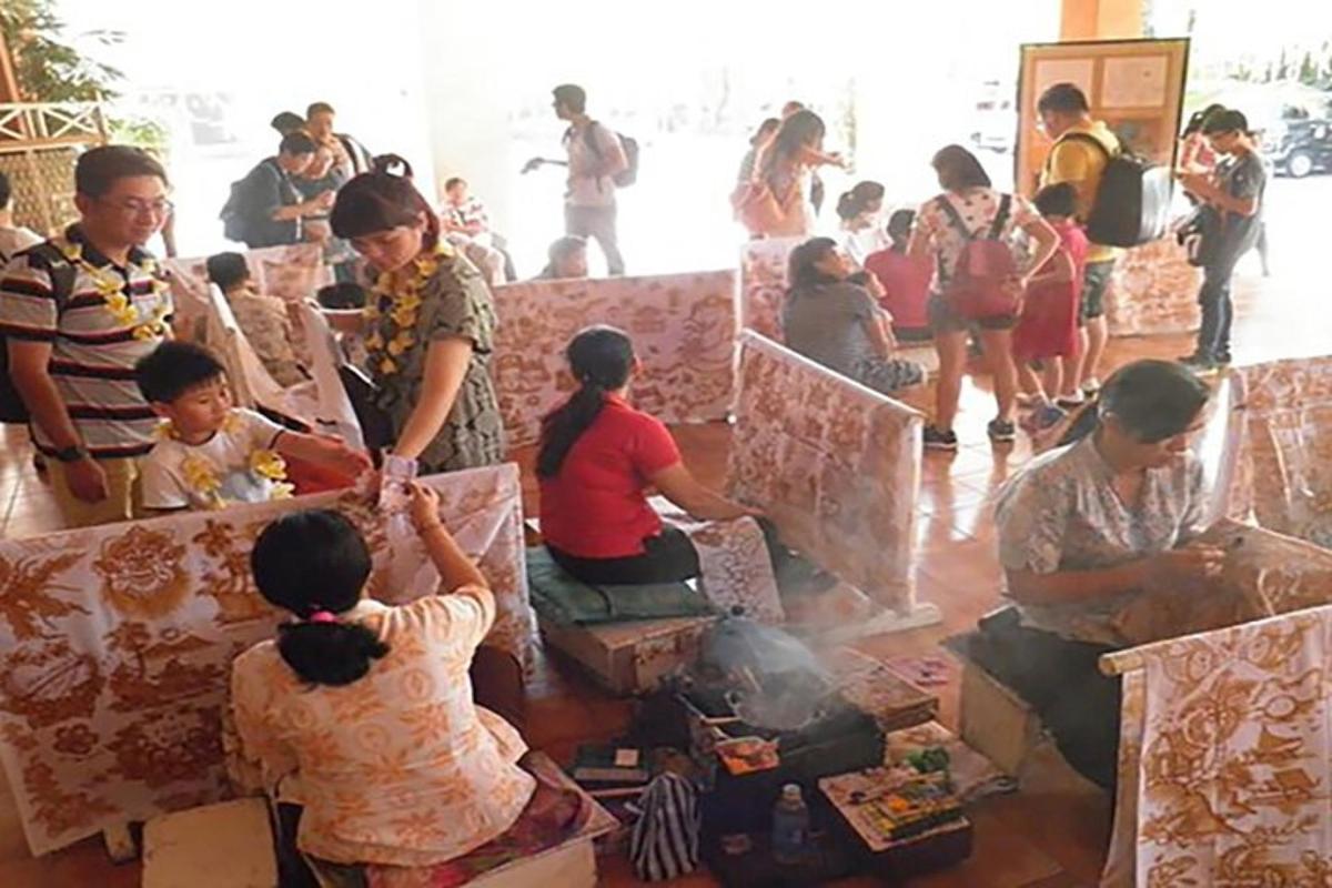 một nhóm người ngồi quanh những chiếc hộp trong phòng