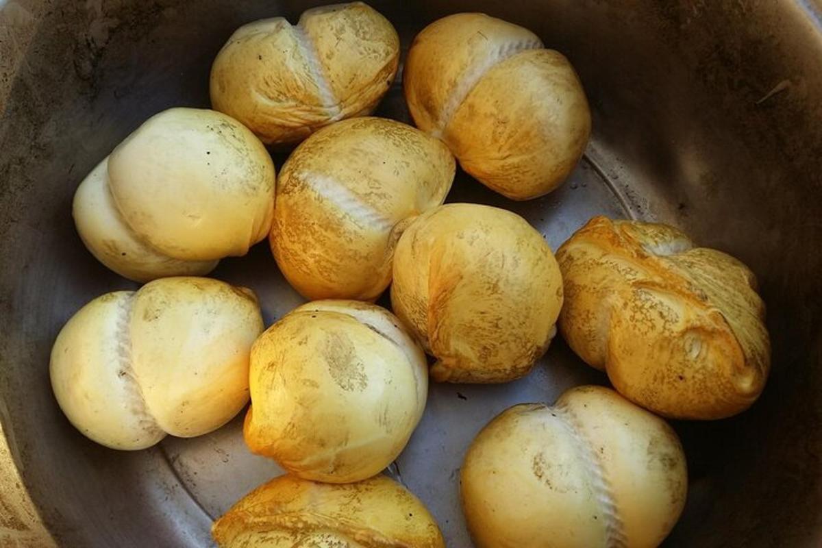 kauss, mis on täis palju väikeseid kartuleid