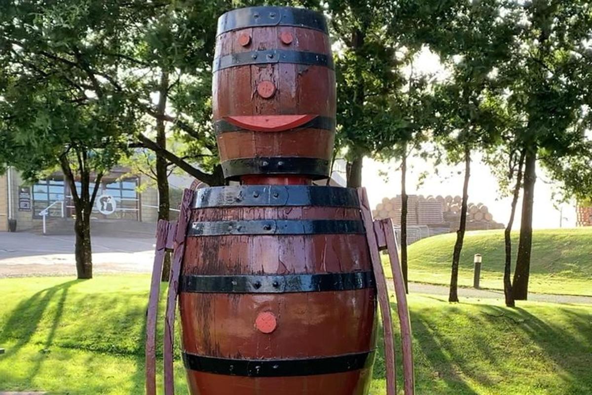 egy hordó szobra egy parkban