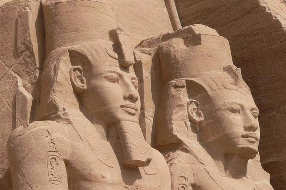 patung dua presiden di sisi bangunan