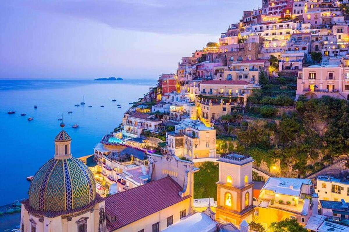 vaade Amalfi rannikule öösel