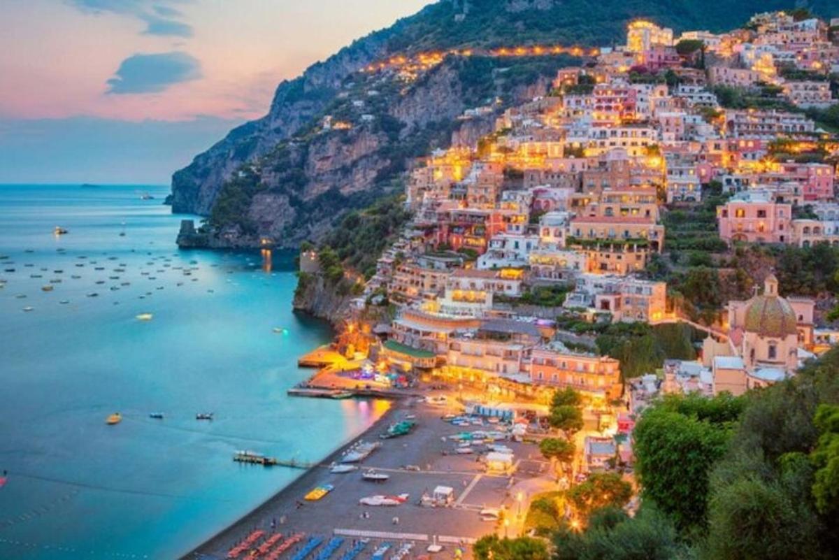 uma vista de Positano, na Costa Amalfitana, ao anoitecer