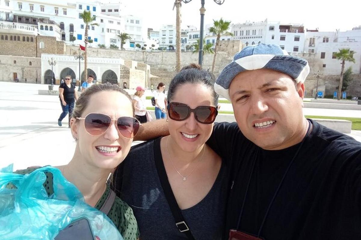 Un hombre y dos mujeres posando para una fotografía