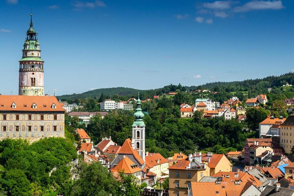 pohled na město s hodinovou věží