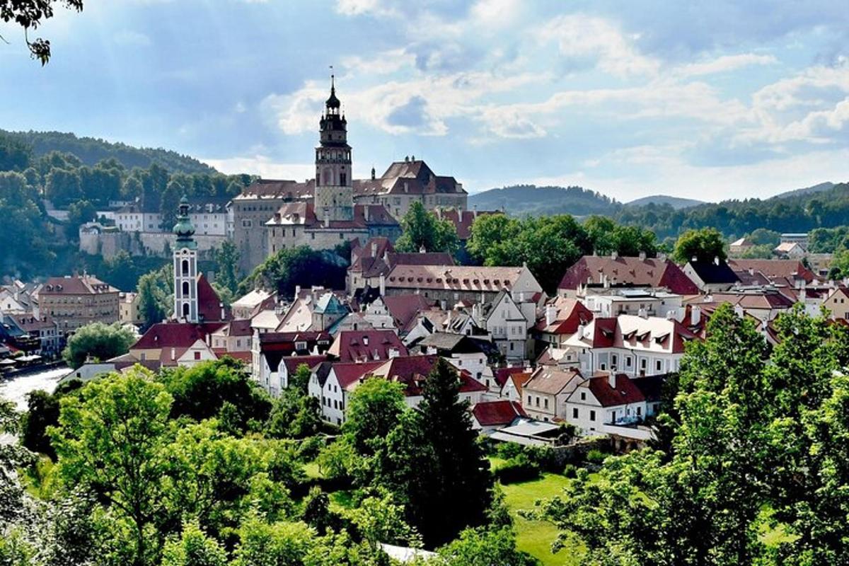 město s velkým hradem v pozadí
