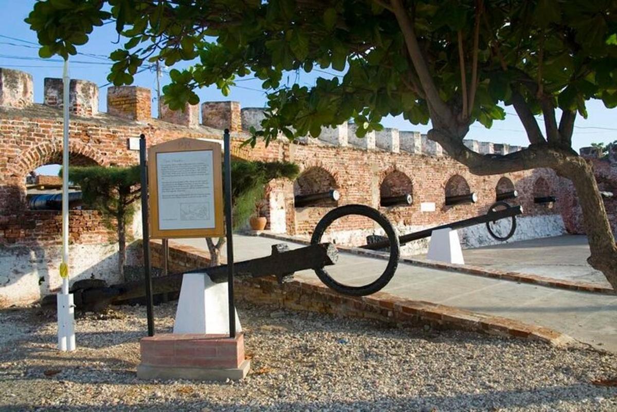 una escultura davant d'un edifici de maó