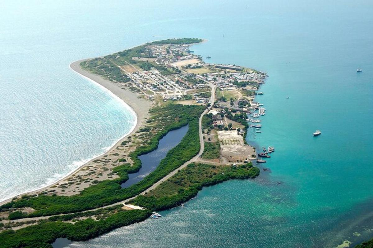 una vista aerea di un'isola nell'oceano