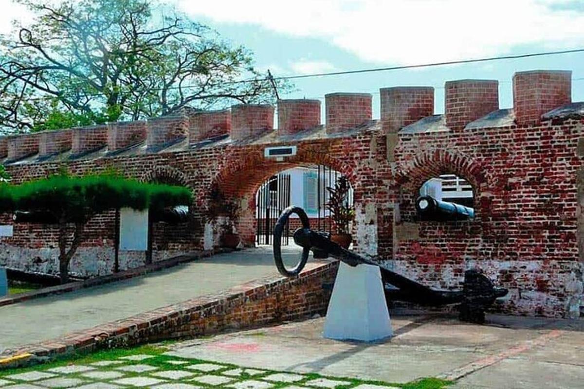 un edificio in mattoni con una statua di fronte