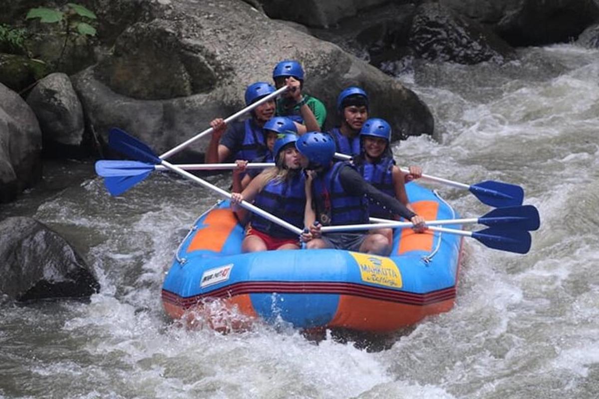 sekumpulan orang dalam rakit di sungai