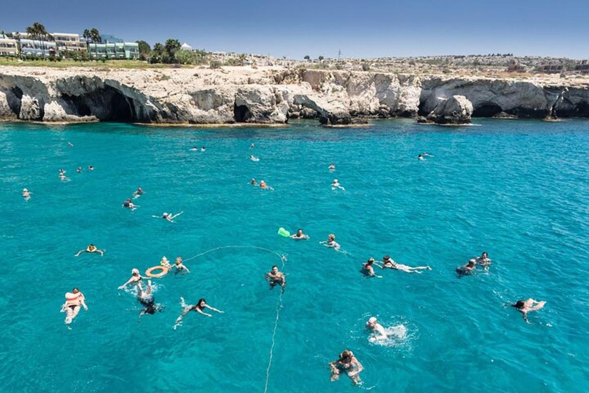 un gruppo di persone che nuotano nell'acqua blu