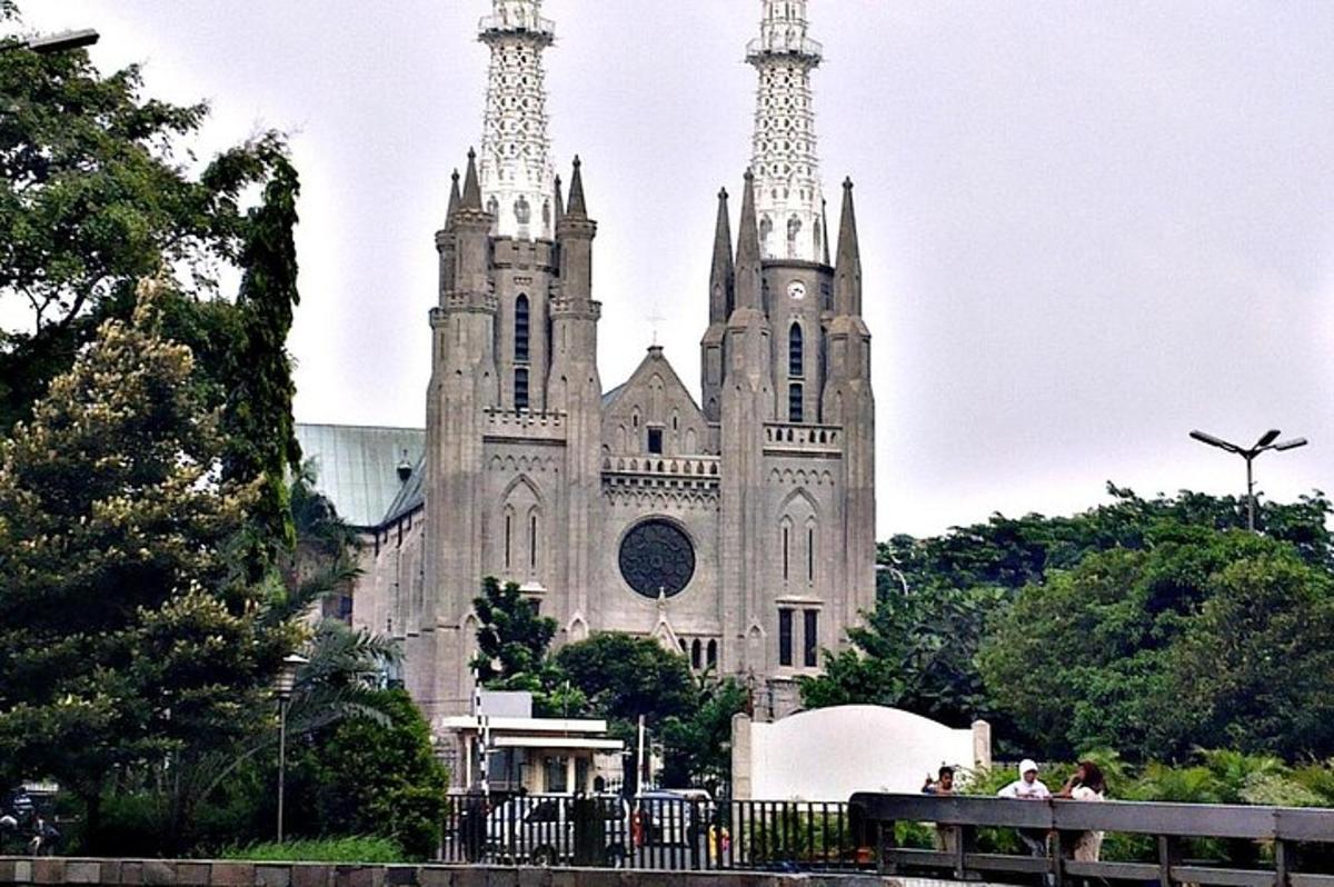 sebuah katedral lama dengan dua menara di atasnya