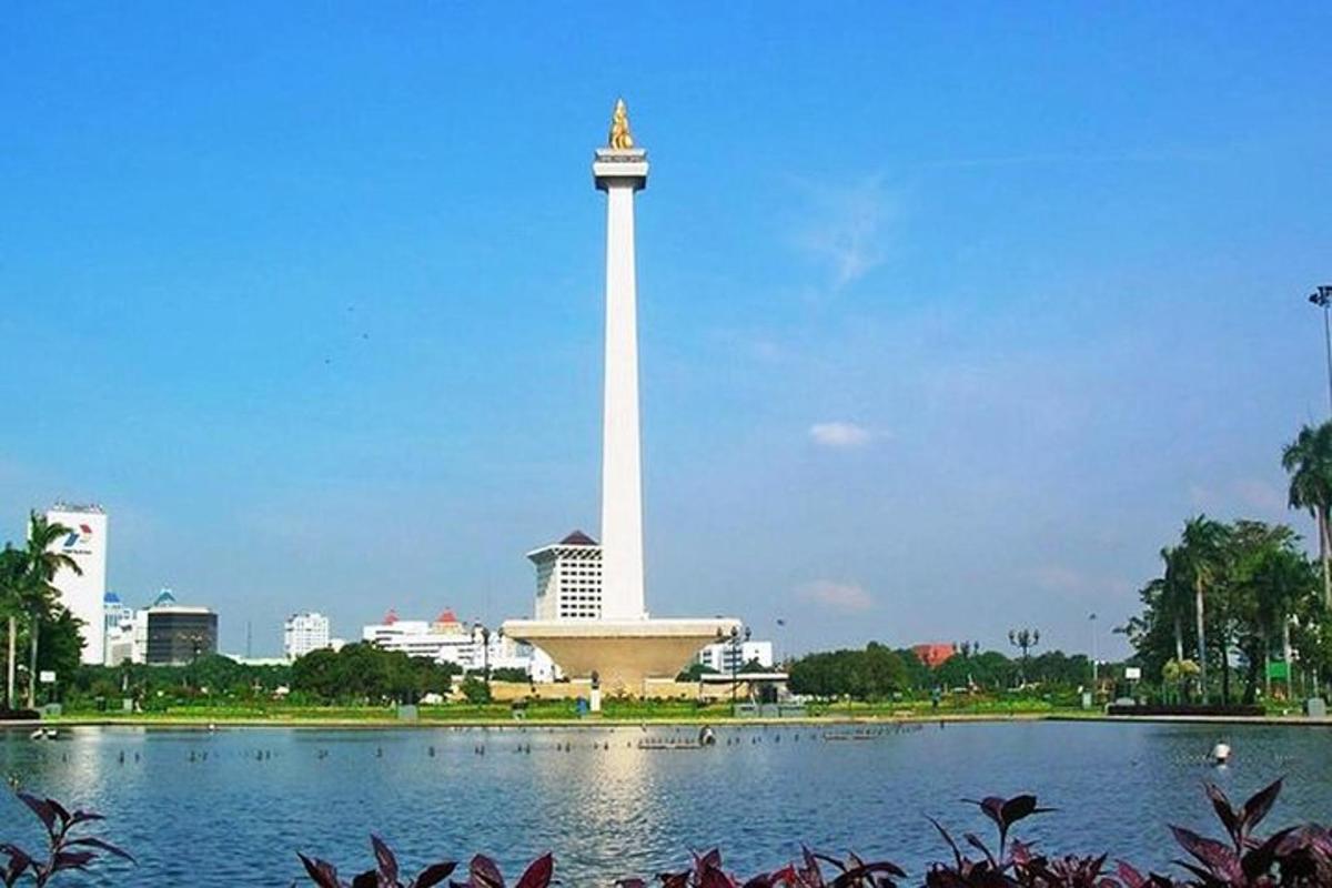 et monument midt i en vannmasse