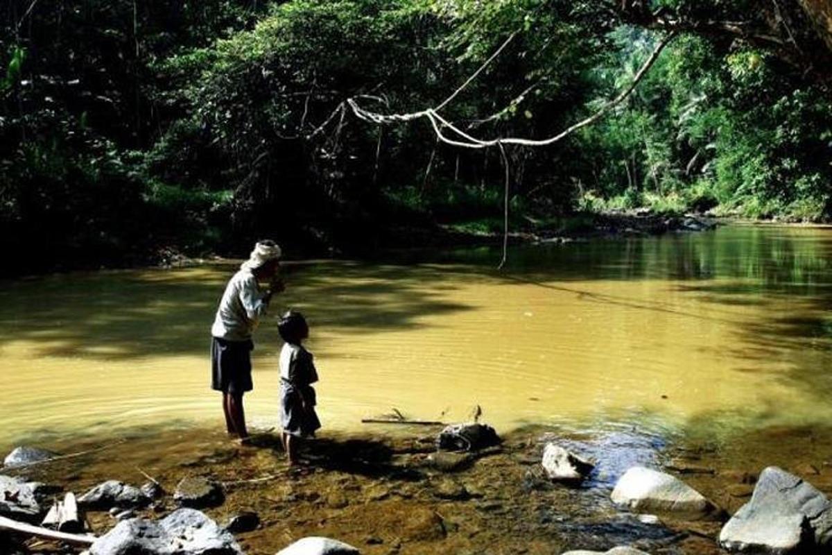Ein Mann und ein Kind stehen in einem Fluss