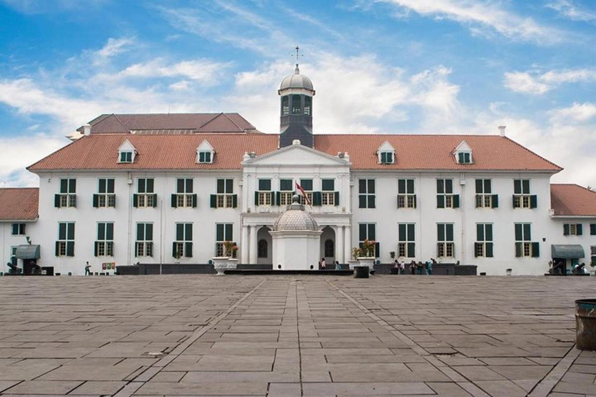 un grande edificio bianco con il tetto rosso