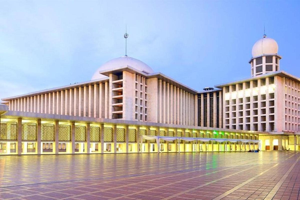 un grande edificio con una moschea di fronte