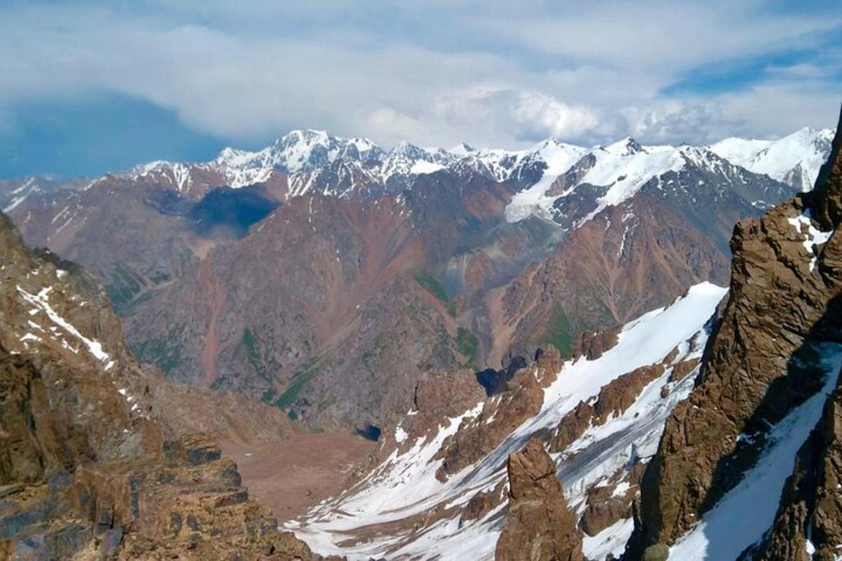 una vista d'una serralada amb muntanyes cobertes de neu