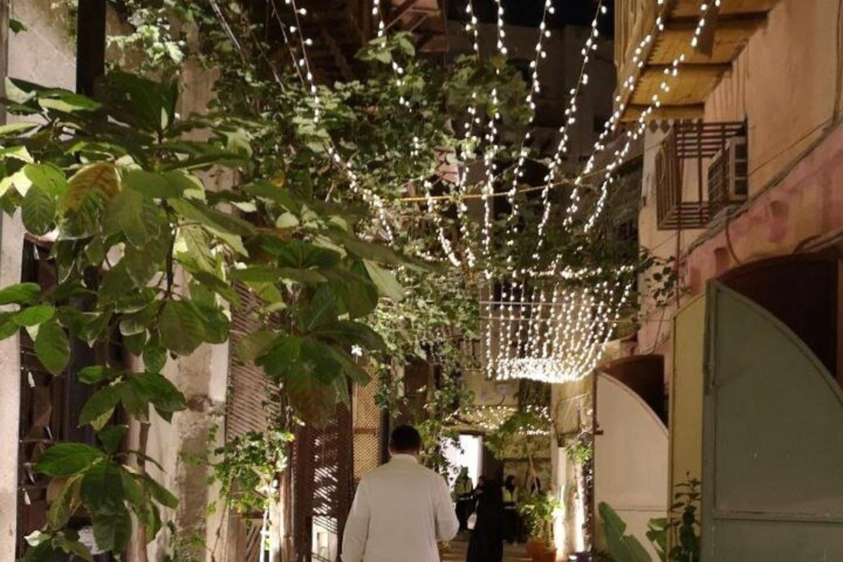 un bărbat mergând pe un hol luminat