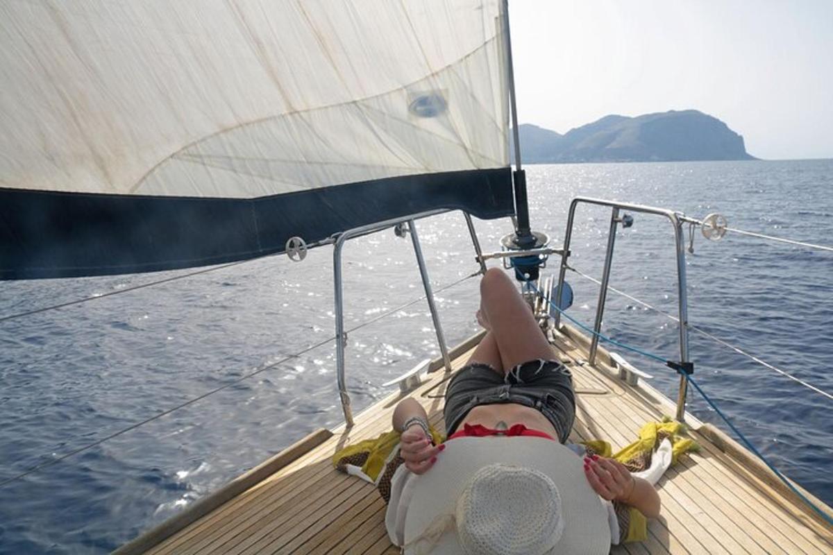 ένα άτομο ξαπλωμένο στο μπροστινό μέρος ενός ιστιοφόρου