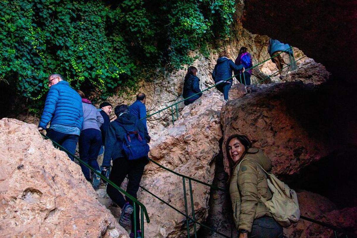 sekumpulan orang berjalan mendaki gunung berbatu