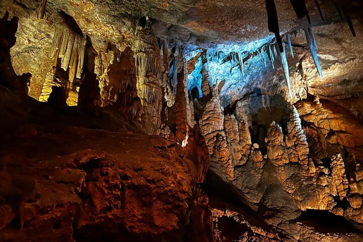 una cova amb estalactites i roques