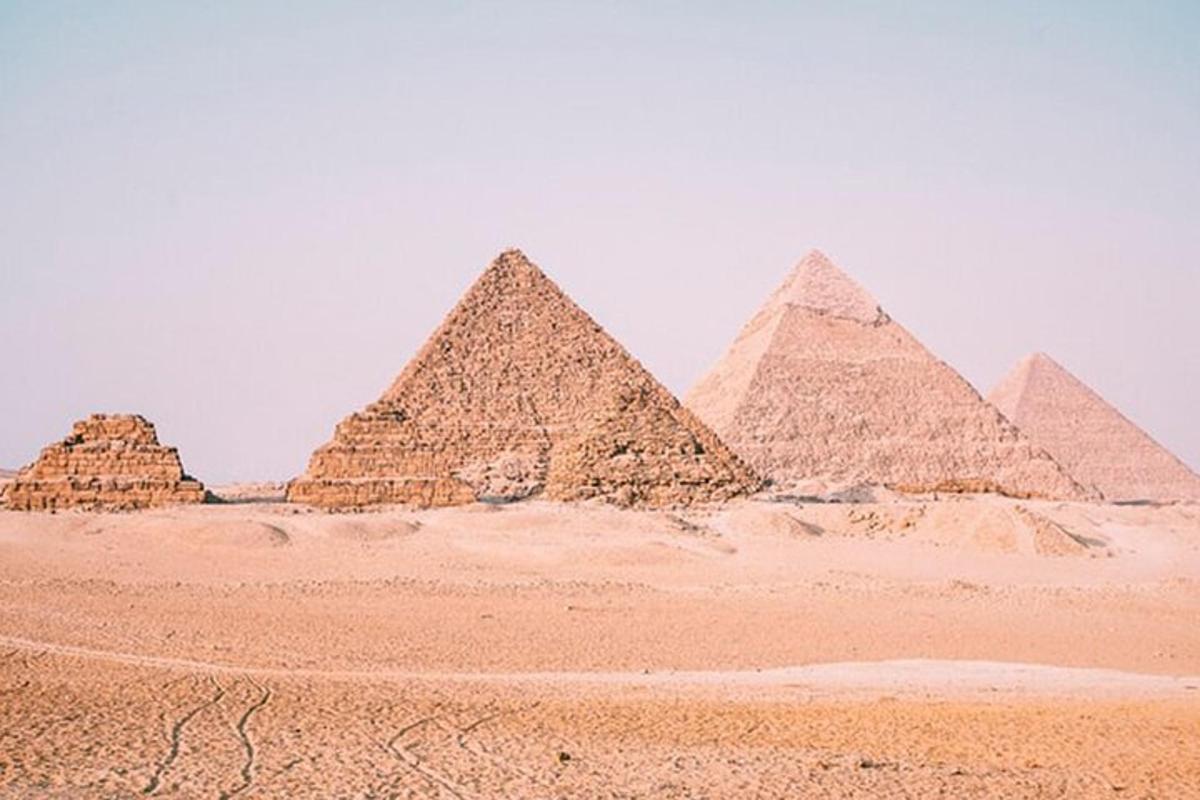 um grupo de pirâmides no deserto