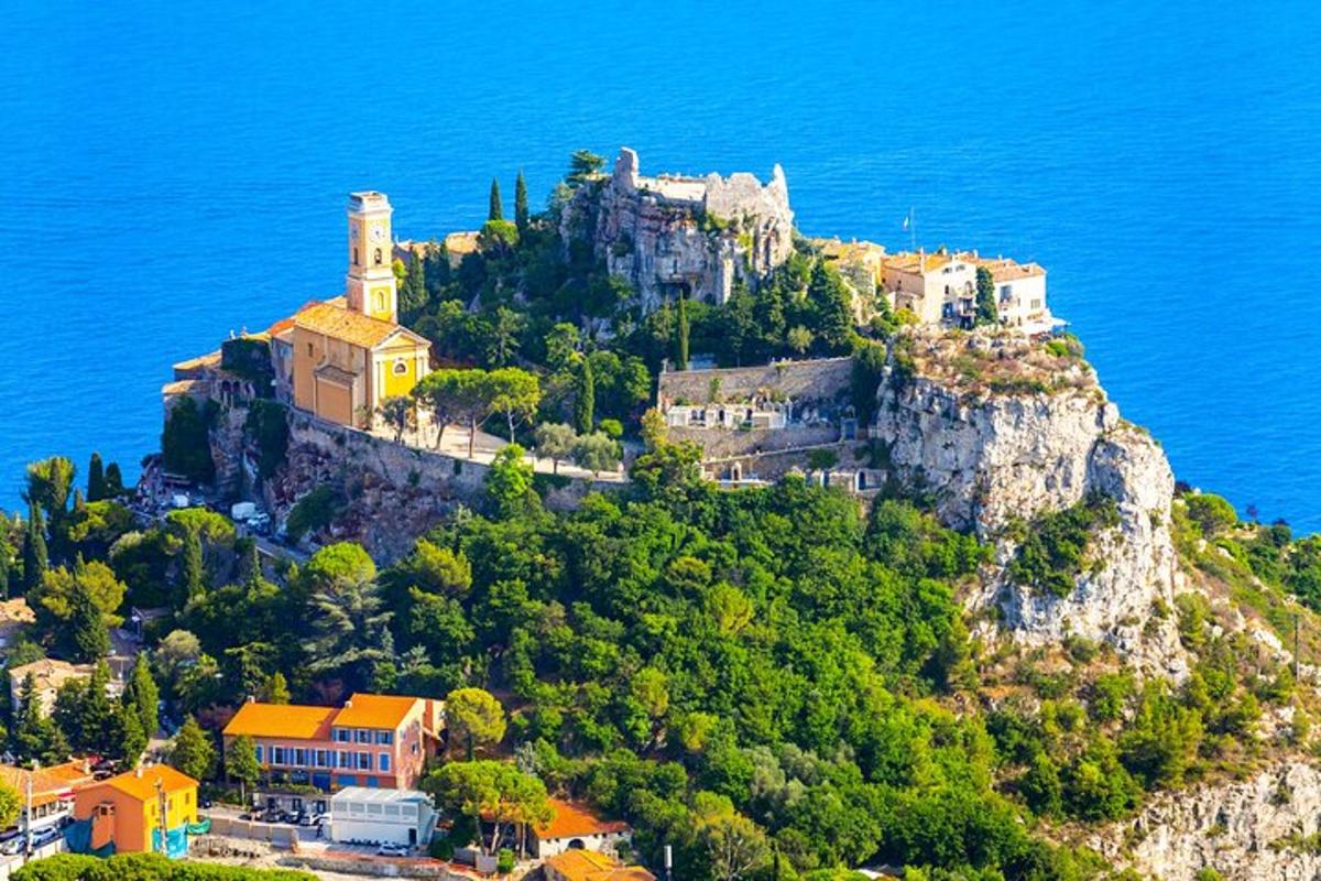 μια μικρή πόλη στην κορυφή ενός βουνού στον ωκεανό