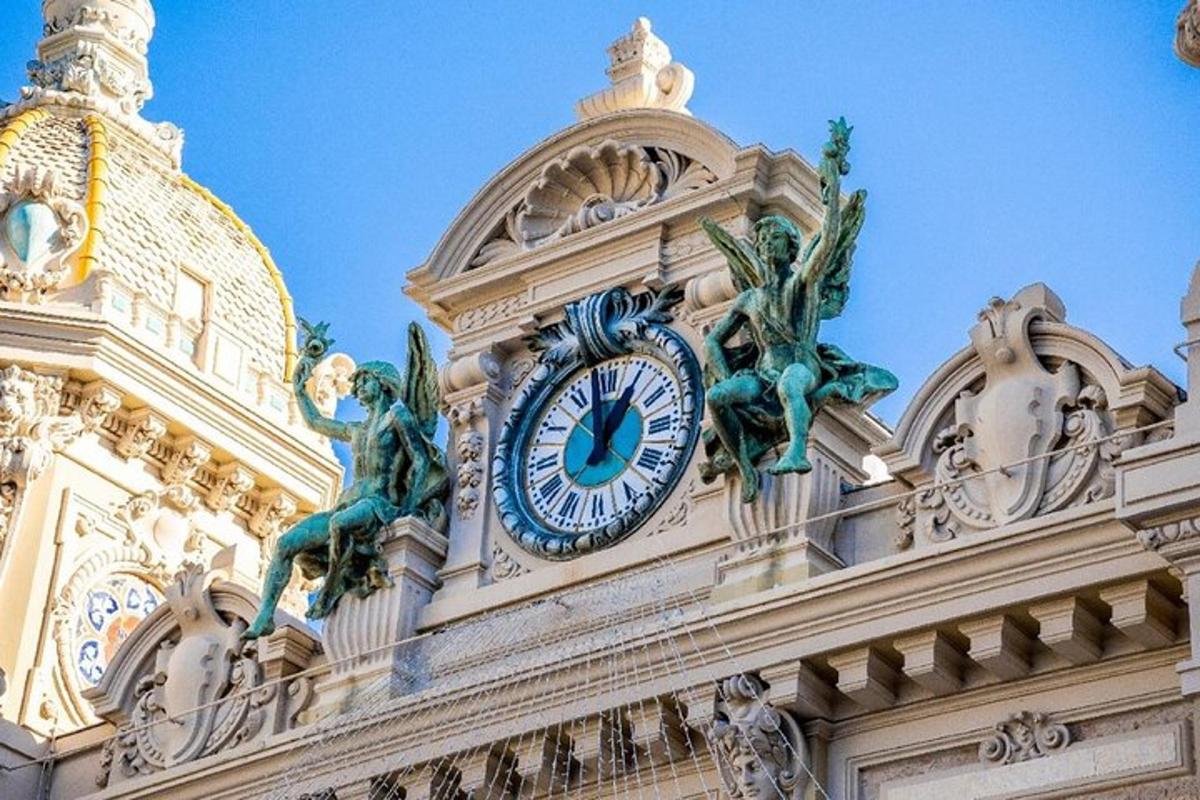 ένα κτίριο με ένα ρολόι στην κορυφή του