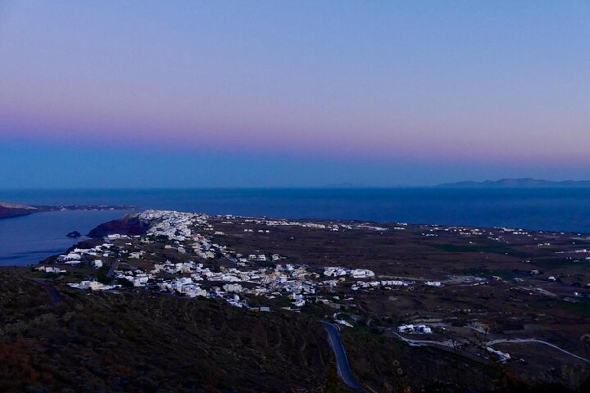 en luftfoto av en by på toppen av et fjell